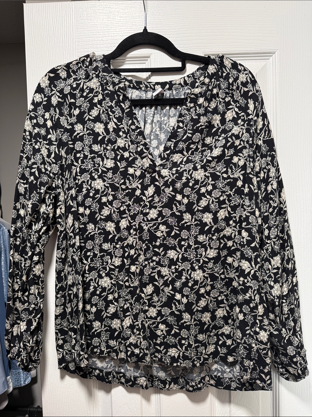 Old Navy Black and White Floral V-Neck Long Sleeve Blouse